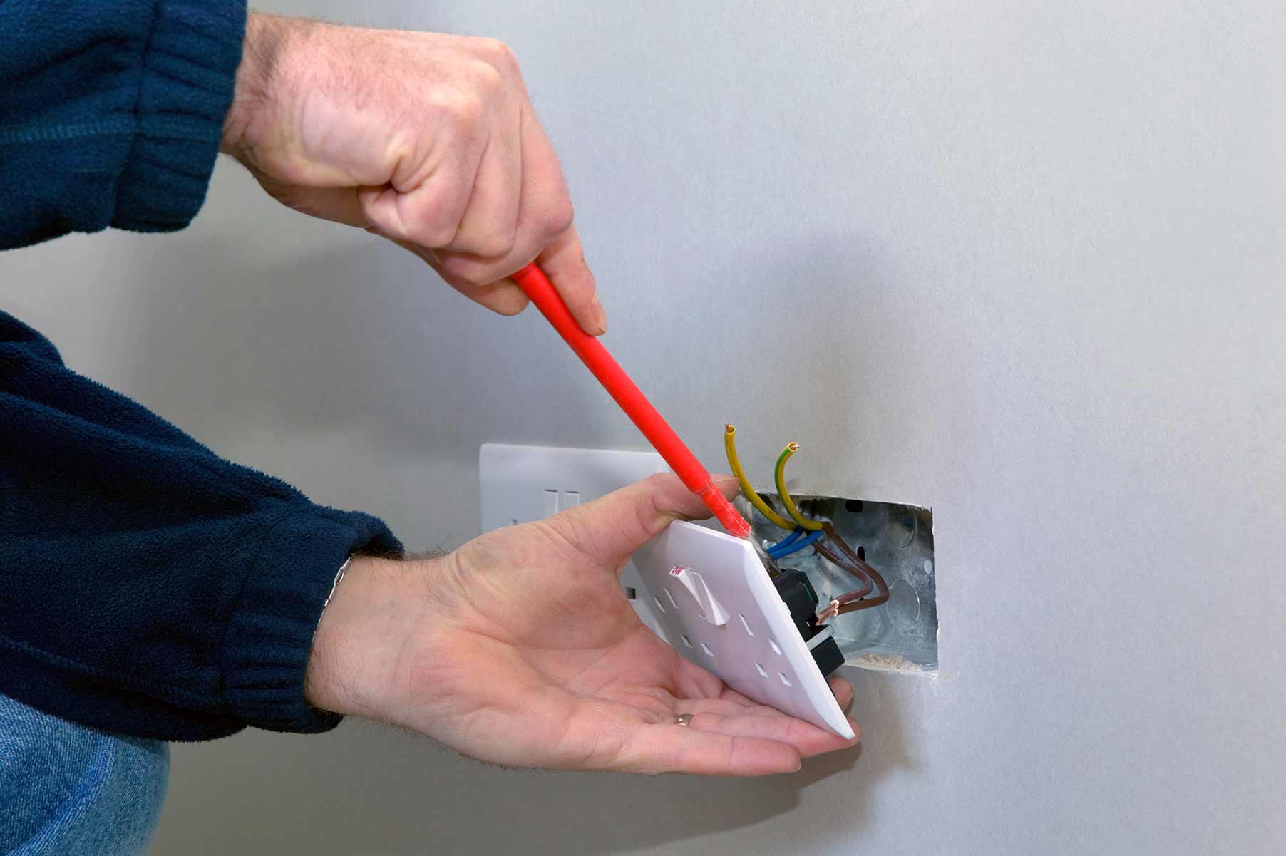Our electricians can install plug sockets for domestic and commercial proeprties in Reading and the local area. 